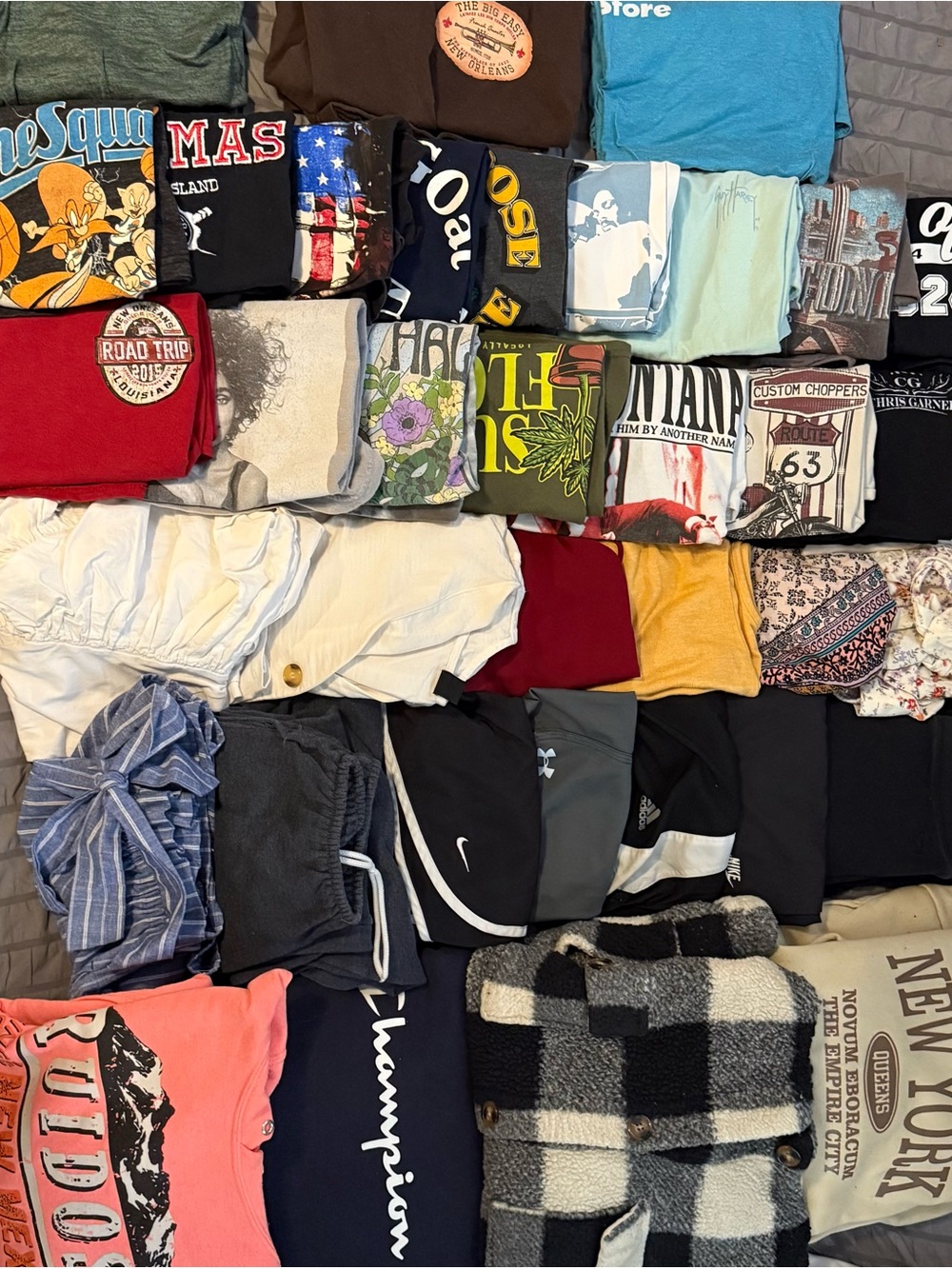 BUNDLE OF CLOTHING IN WOMEN SIZE SMALL ✨